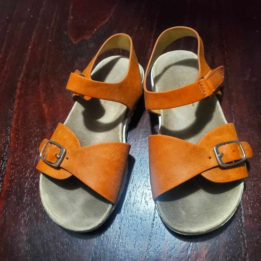Girls size 9 sandies